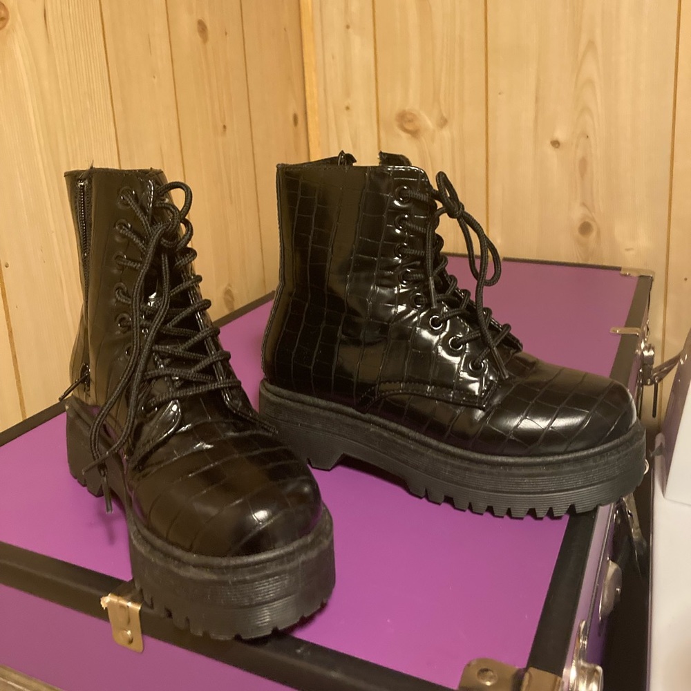 Combat boots NWOT. Size 6